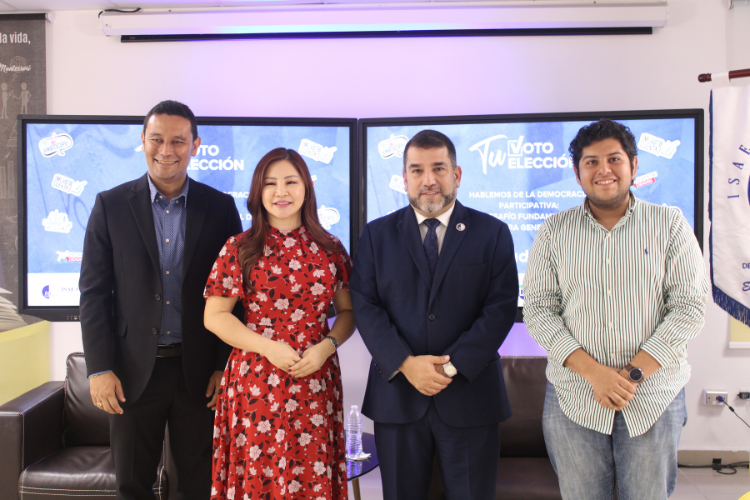 Mgtr. Jorge Chang, Mgtr. Itzel Chen, Rector de ISAE Universidad, Dr. Gustavo Mizraim González, Yair Velásquez G